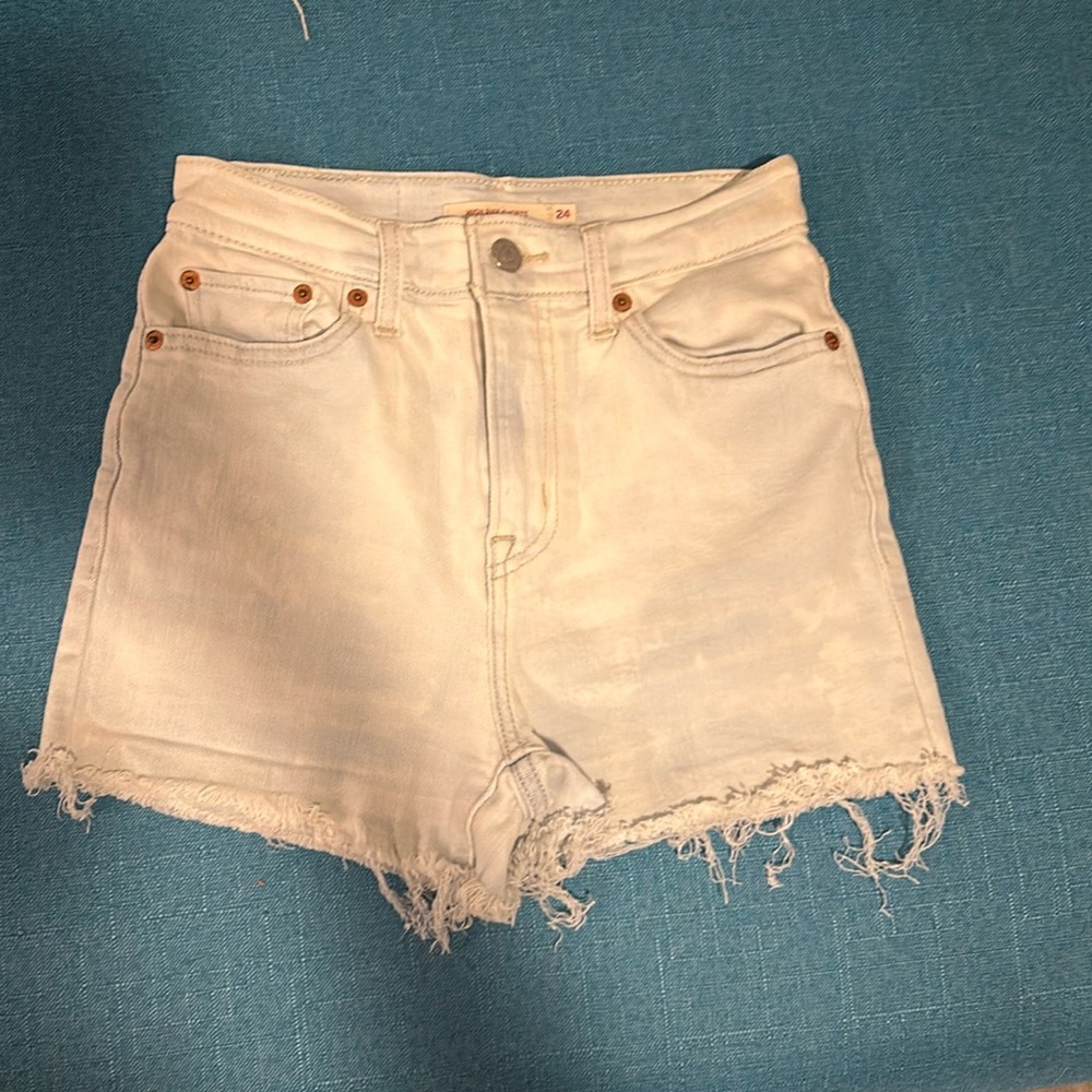 Levi’s light wash high rise shorts in size 24